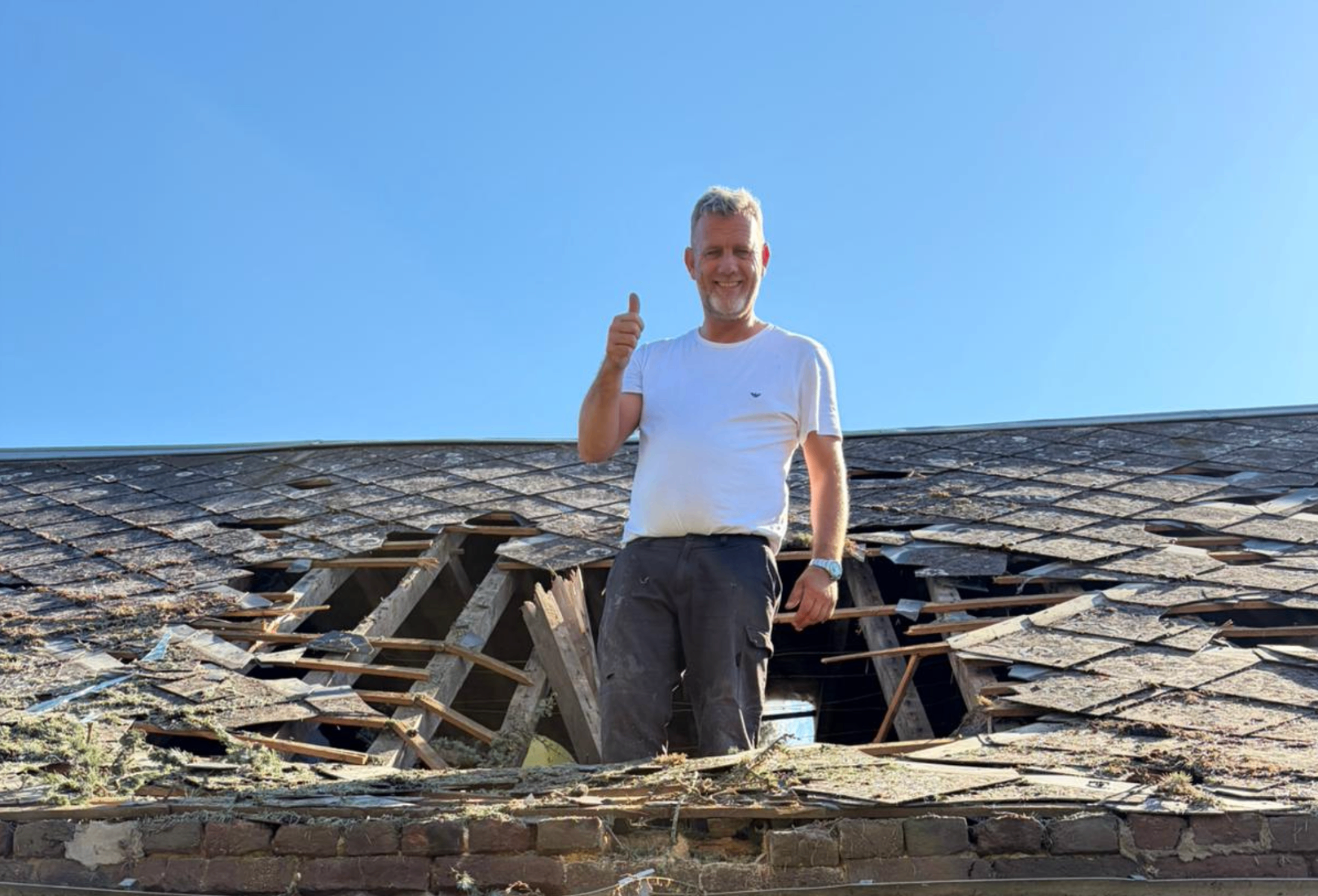 Mario Duedal, artisan couvreur, sur un toit terminé
