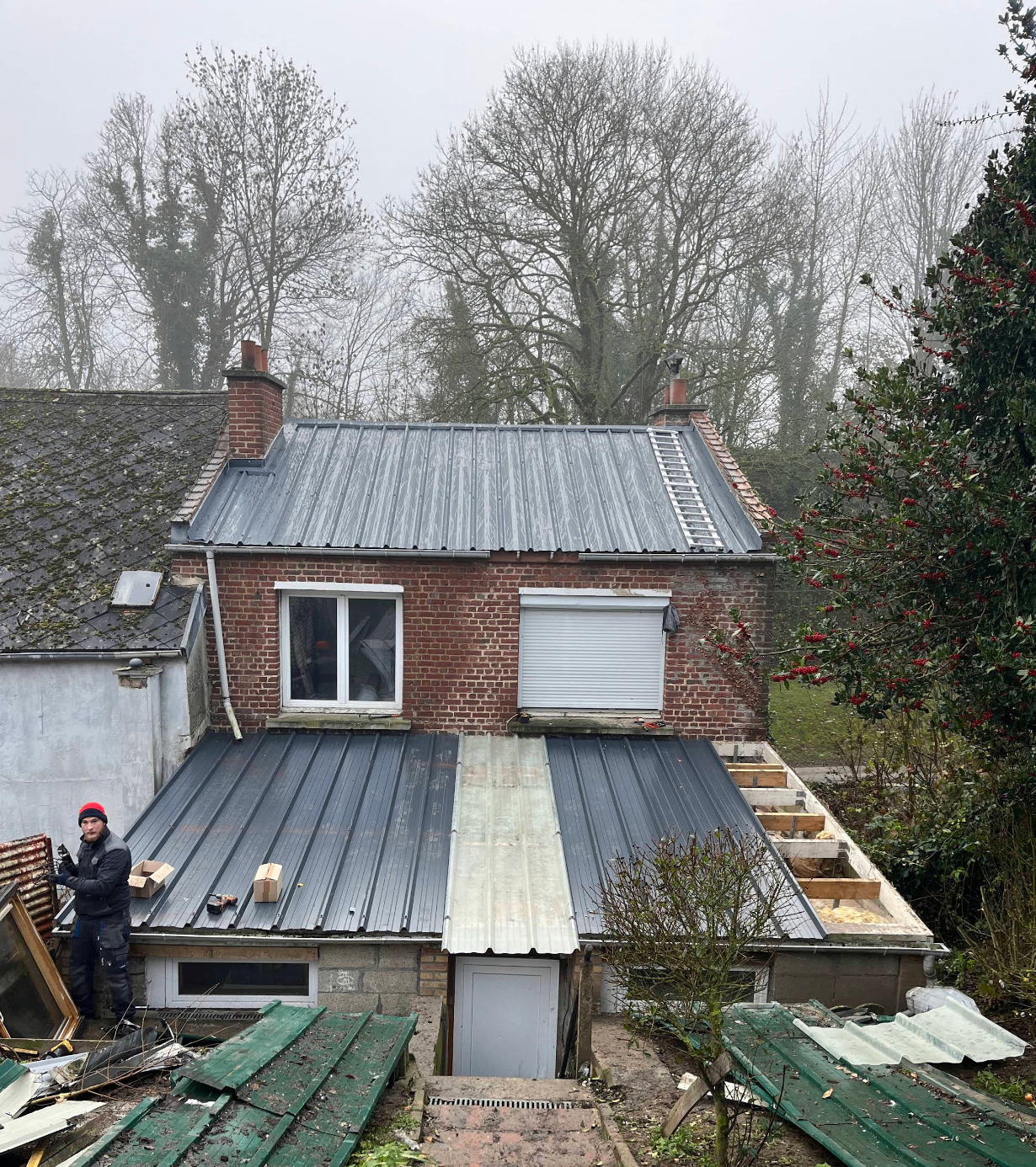 Chantier de couverture avec pose de bac acier et rénovation en cours