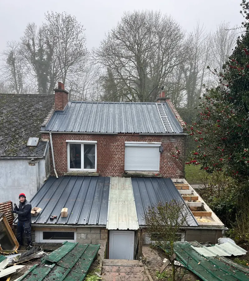 Chantier de couverture avec pose de bac acier et rénovation en cours